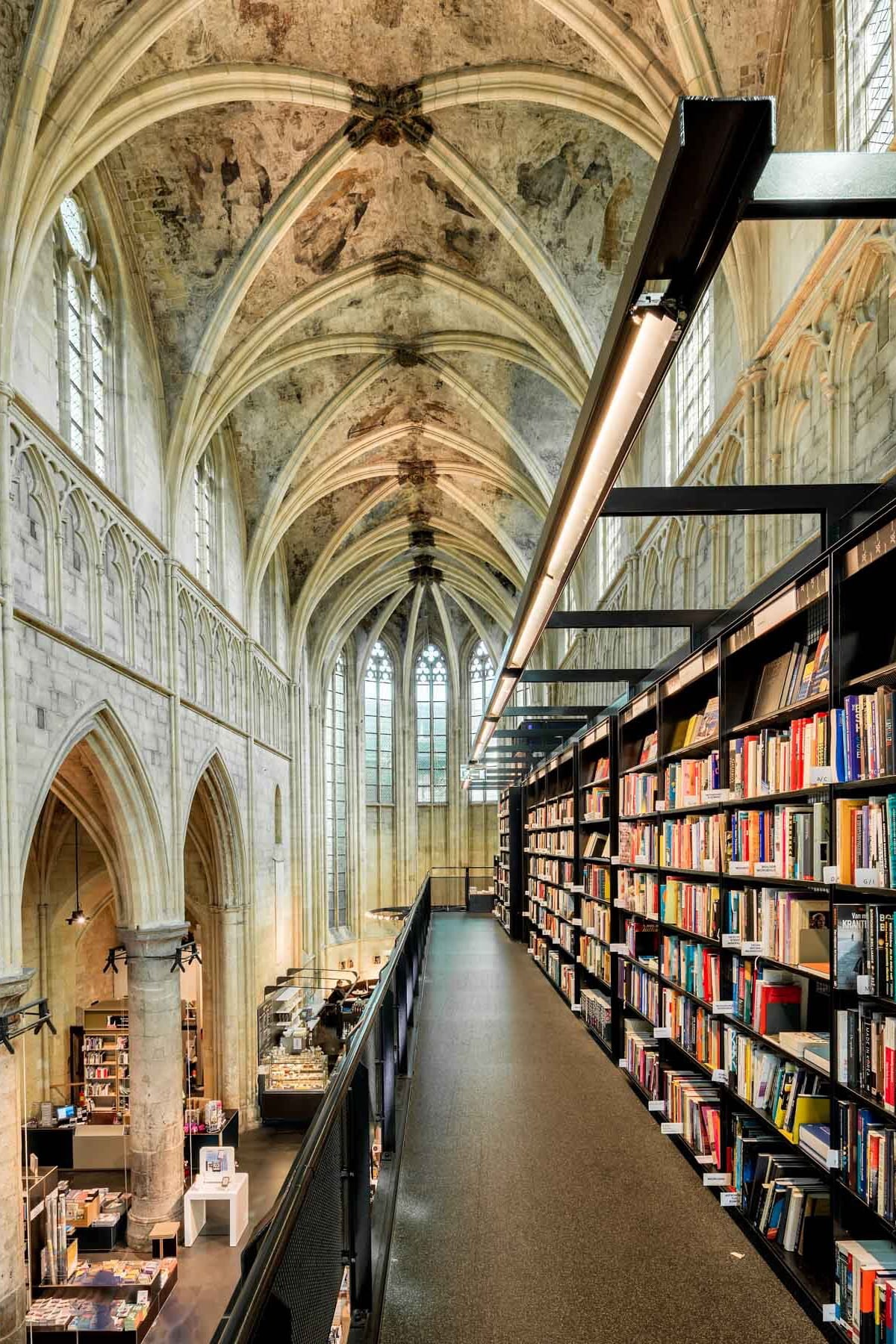Het interieur van Boekhandel Dominicanen in Maastricht